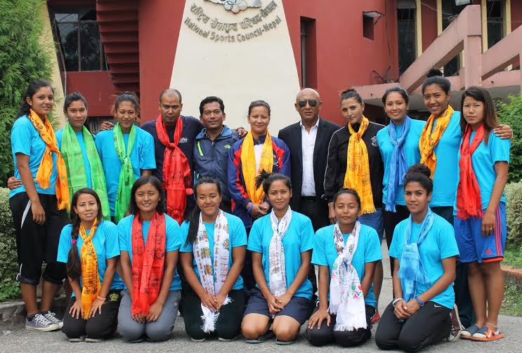 महिला बास्केटबल टोली भारत जाने