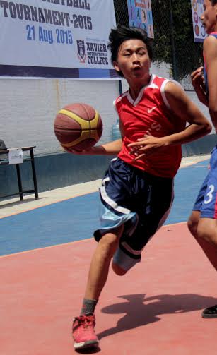 रुपिजका खेलाडी ओपल बिरुद्ध बल अगाडि बढाउदै ।