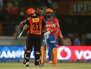  हैदरवादका डेभिड वार्नर र शिखर धवन जितपछि अंकमाल गर्दै । 