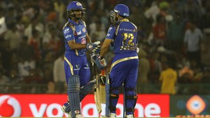 मुम्बई इन्डियन्सका अम्बाटी रायडुलाई अर्धशतक पुरा गरेपछि बधाई दिदै पार्थिव पटेल (दायाँ) । 