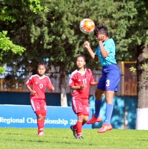 नेपालविरुद्धको खेलमा हेड गर्दै भारतीय खेलाडी ।