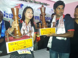 काठमाडौंकी सिन्दिरा जोशी र झापाका भुपेन्द्र निरौला उपाधिका साथ ।  