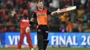 अर्धशतक बनाएका हैदराबादका कप्तान डेविड वार्नर ।