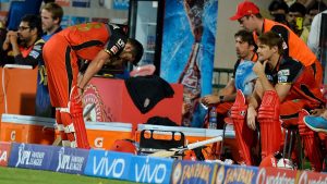 हैदराबादसँग ८ रनले पराजित भएपछि बैंगलोरका कप्तान विराट कोहली (बायाँ) । 