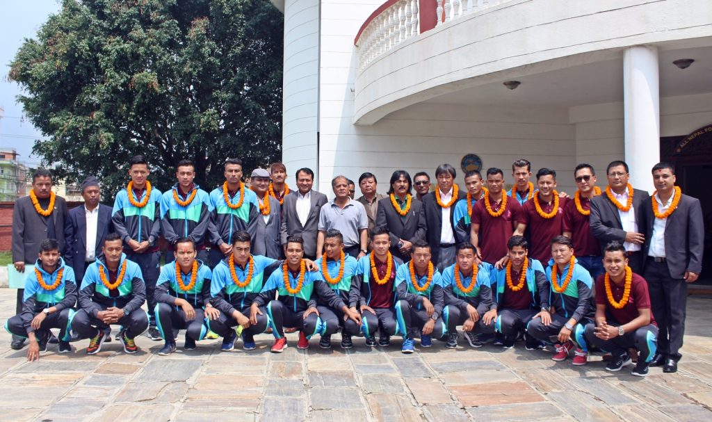 लाओस प्रस्थान गर्नुअघि विदाईका क्रममा नेपाली फुटबल टोली । 