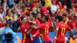 गोलपछि खुसी मनाउँदै स्पेनका खेलाडी ।