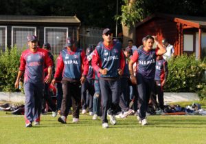 फिल्डिङका लागि मैदान प्रवेश गर्ने क्रममा नेपाली टोली । फोटो सौजन्य - रमन शिवाकोटी 