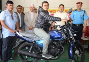  लाइभ टाइम एचिभमेन्ट अवार्डबाट सम्मानित झापा ११ का कप्तान प्रवेश कटुवाल मोटरसाइकल चढ्दै । 